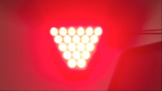 Feu Stop LED Strobe Puissant - Triangle Noir Fumé Feu Stop LED Strobe Puissant - Triangle Noir Fumé