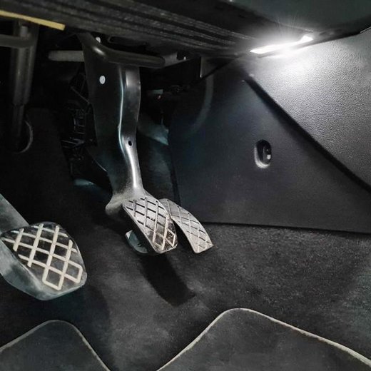 LED-valaistuspaketti AVG-poljintilaan ja AVD-lattiamatto Volkswagen Golf 7 LED-valaistuspaketti AVG-poljintilaan ja AVD-lattiamatto Volkswagen Golf 7