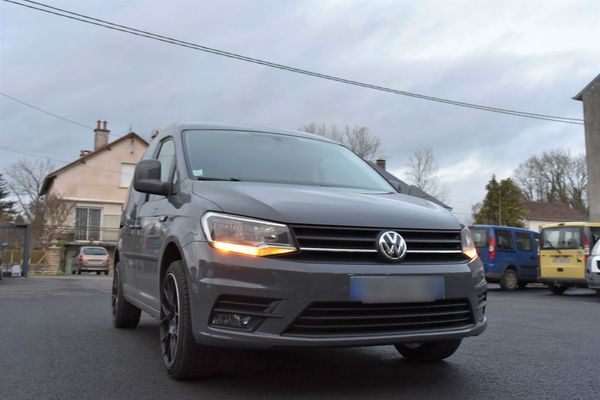 Oranžová LED obrysová světla na voze Volkswagen Caddy IV, fotografie 3 z 3