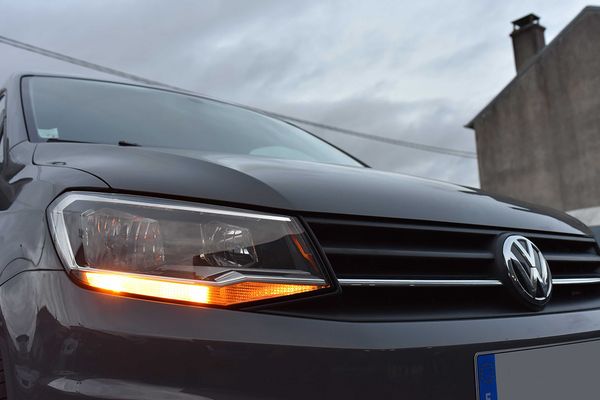 Oranžová LED obrysová světla na voze Volkswagen Caddy IV, fotografie 2 z 3