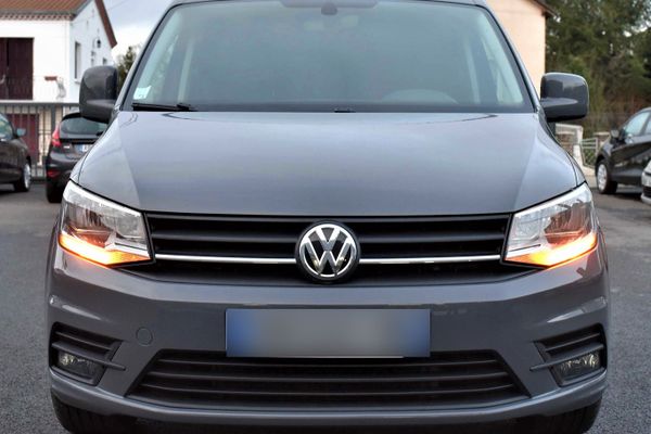 Oranžová LED obrysová světla na voze Volkswagen Caddy IV, fotografie 1 z 3